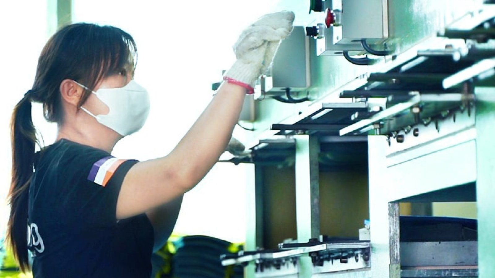 EVA insole heat press forming process at the S-King factory