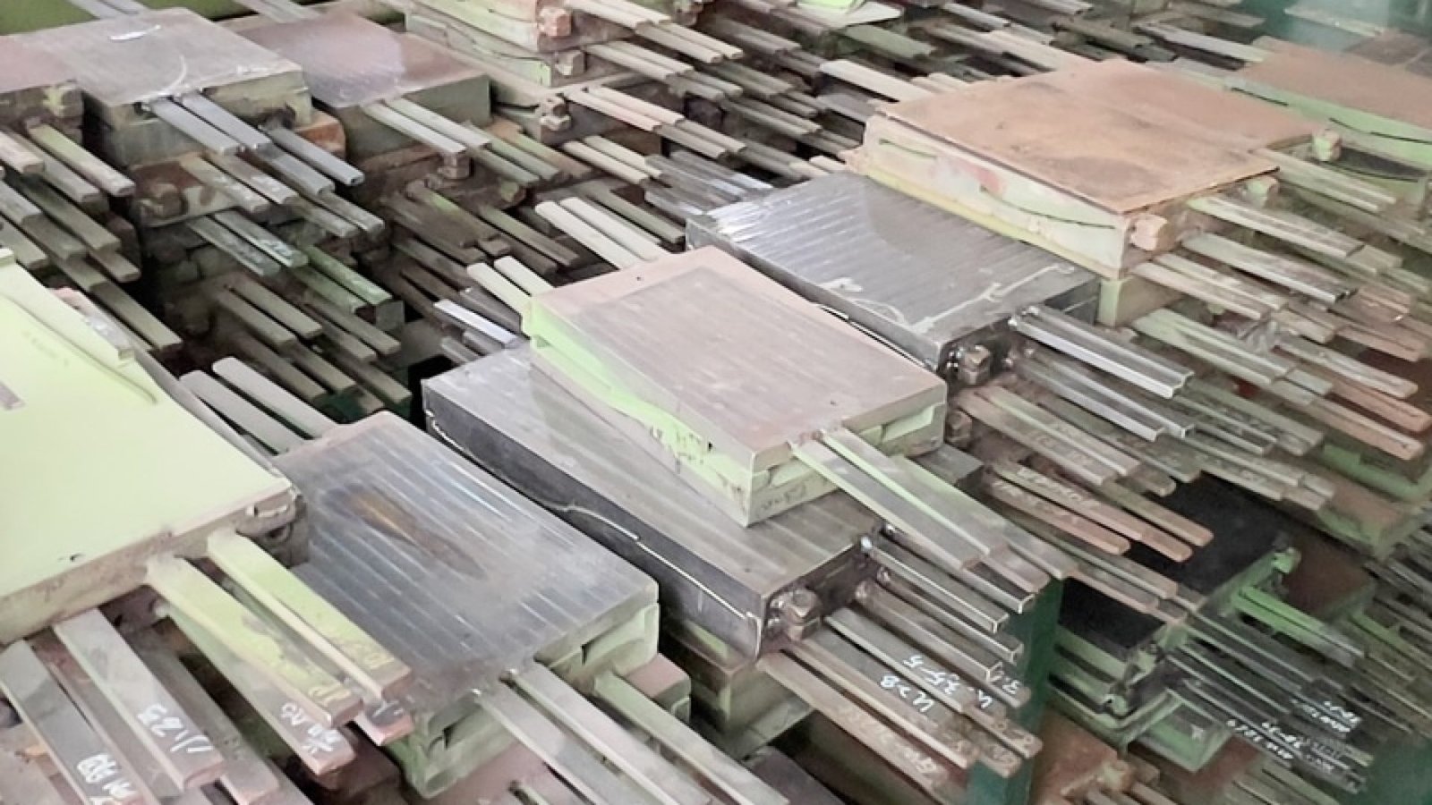 Over 1,000 existing molds covering different insole types, shapes, sizes, and structures.